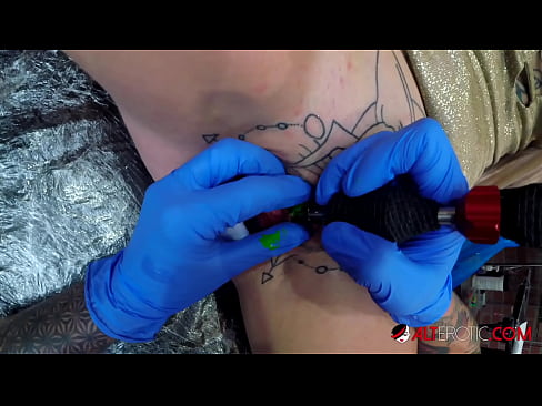 ❤️ Extreem getatoeëerde hottie Sully Savage kreeg een tatoeage op haar clitoris ☑ Anal video at nl.https-tubsexer.ru ️❤